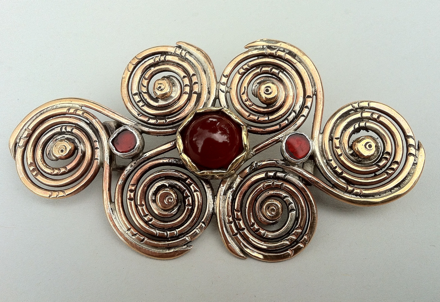 Brosche mit 3 Schmucksteinen Bronze